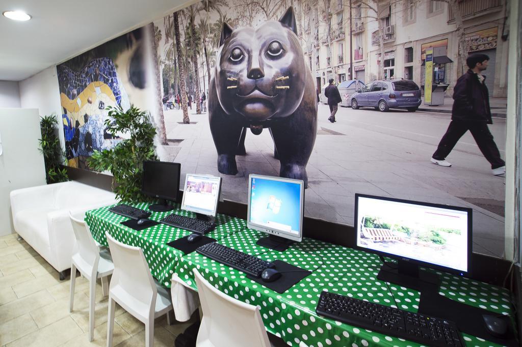 Center-Ramblas ξενώνας Βαρκελώνη Εξωτερικό φωτογραφία